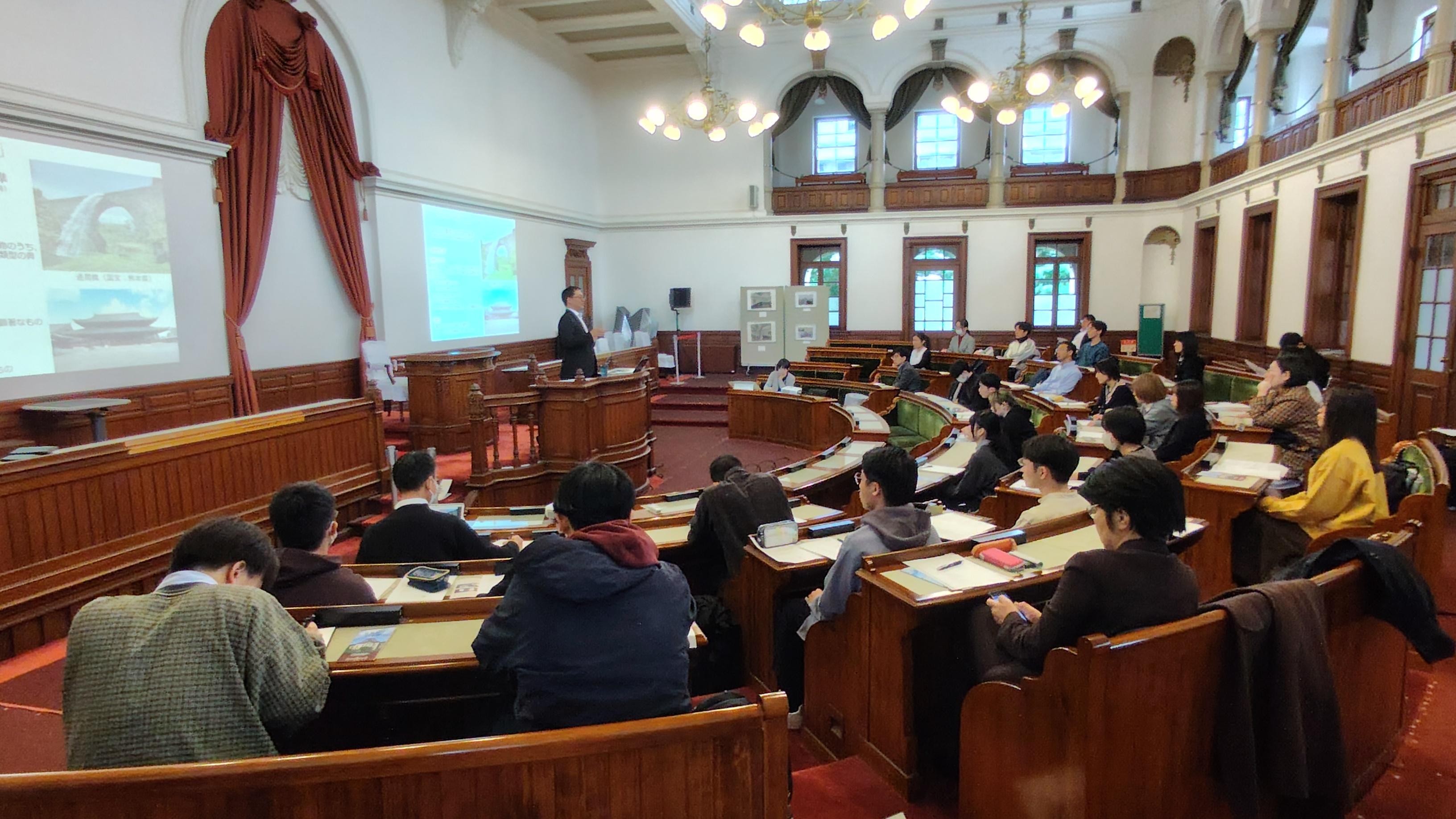 講義を行う岡本公秀先生