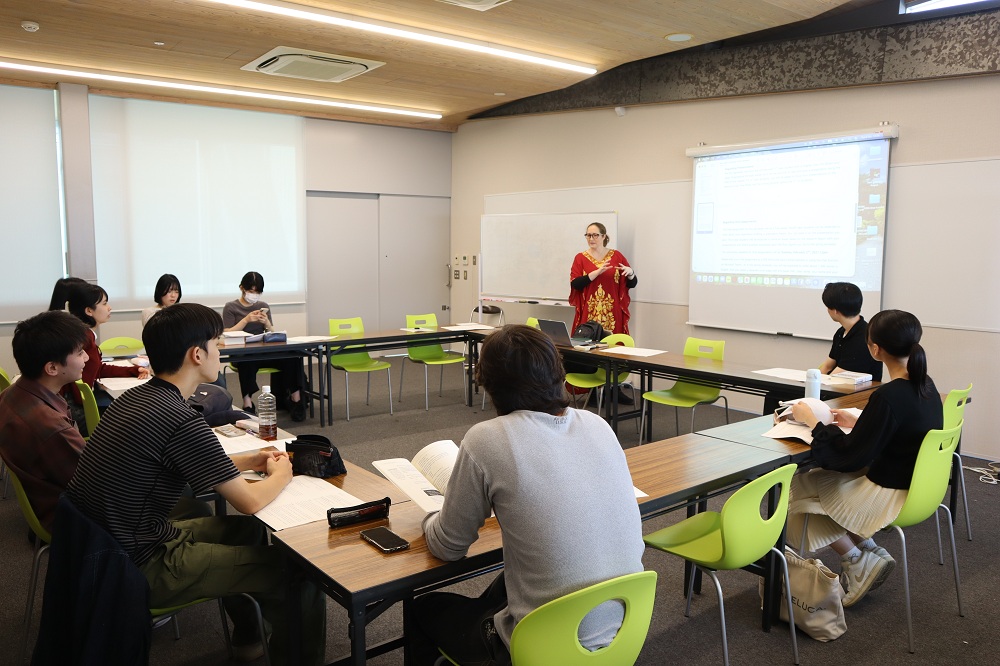 授業で卒業論文について話し合う様子