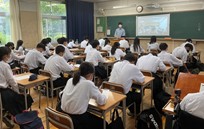 西舞鶴高校の総合的な探究の時間に参加する公共政策学部学生写真1
