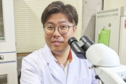 岩﨑有作教授の写真