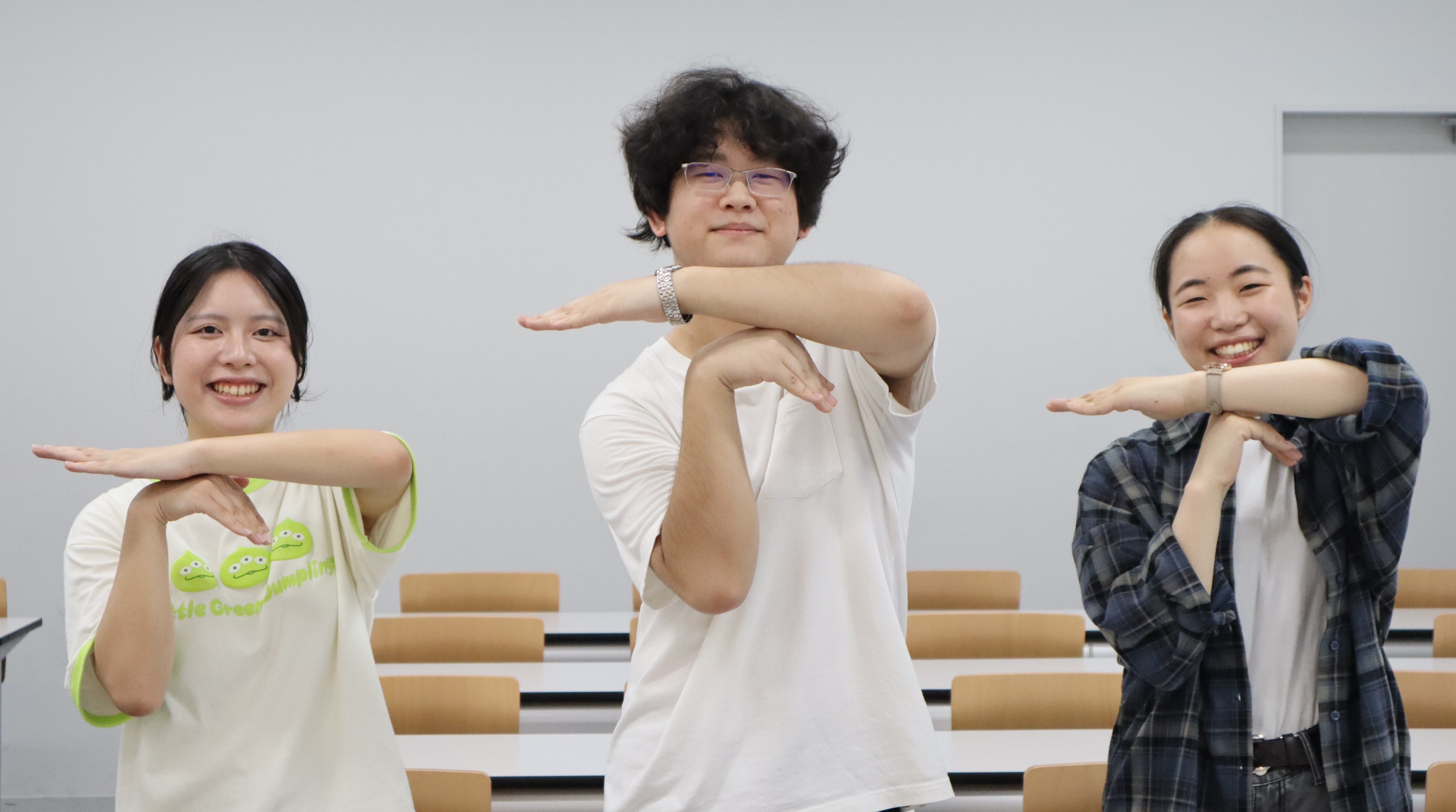 「演劇実験場下鴨劇場」の「下」のポーズの写真