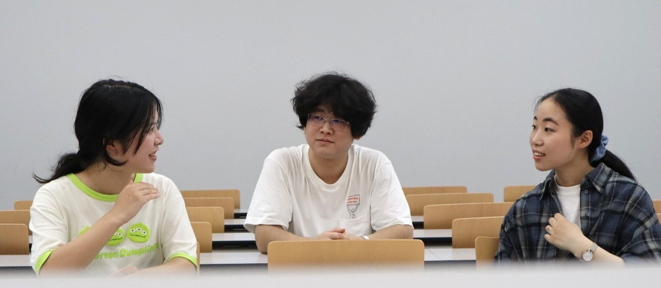 話し合う3人の写真