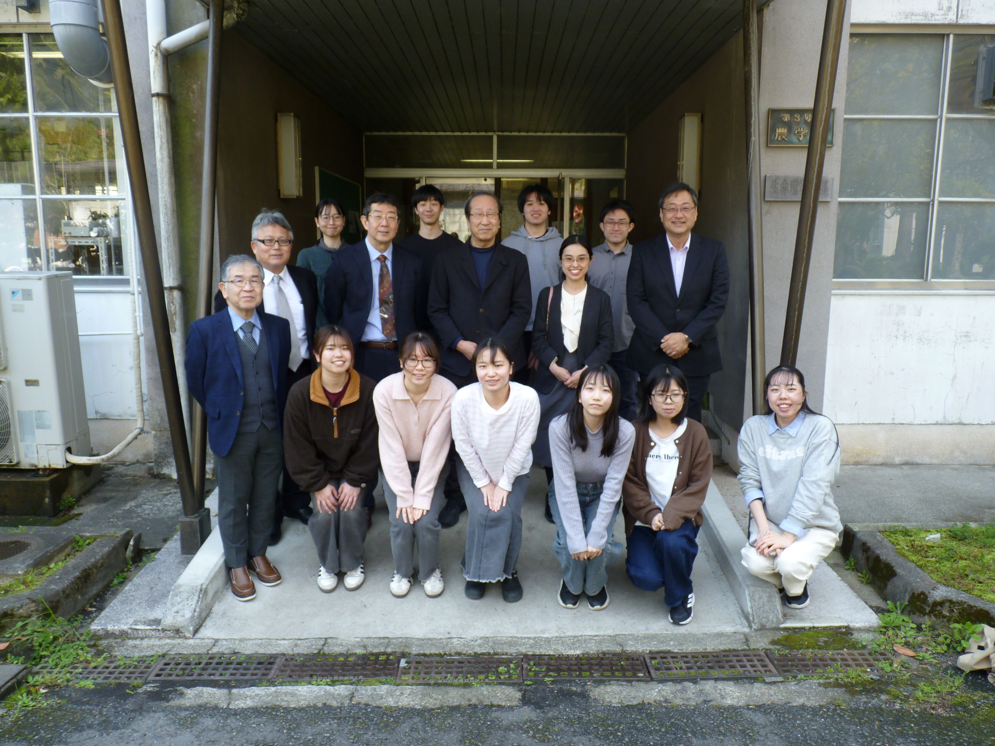 生命環境科学研究科 機能分子合成化学研究室 (椿一典教授) のメンバーとの写真